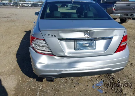 2012 Mercedes-Benz C 250 Sport z USA, uszkodzony, nr VIN WDDGF4HB2CR235046